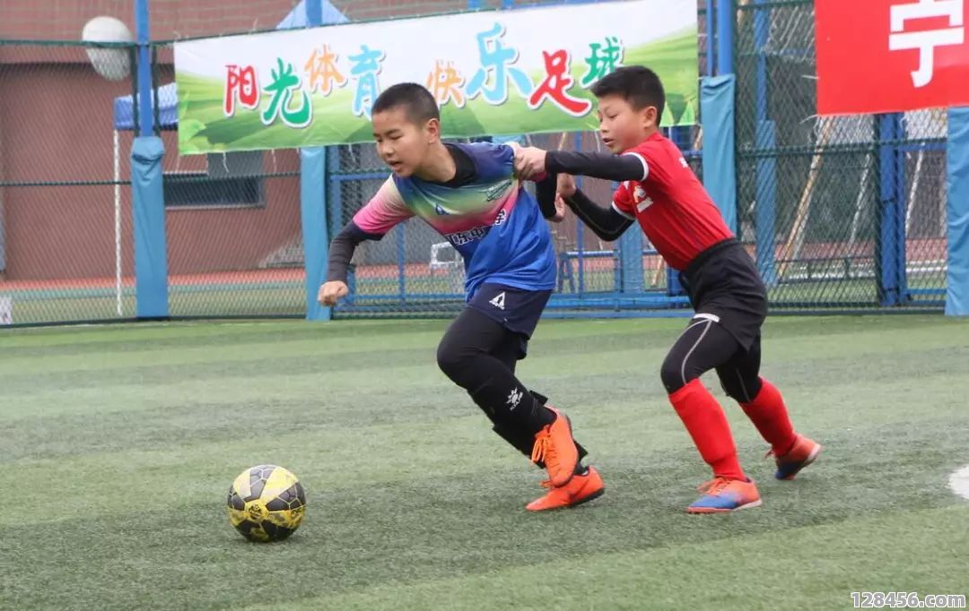 新明小学足球是真的吗？揭秘校园足球的真实面貌